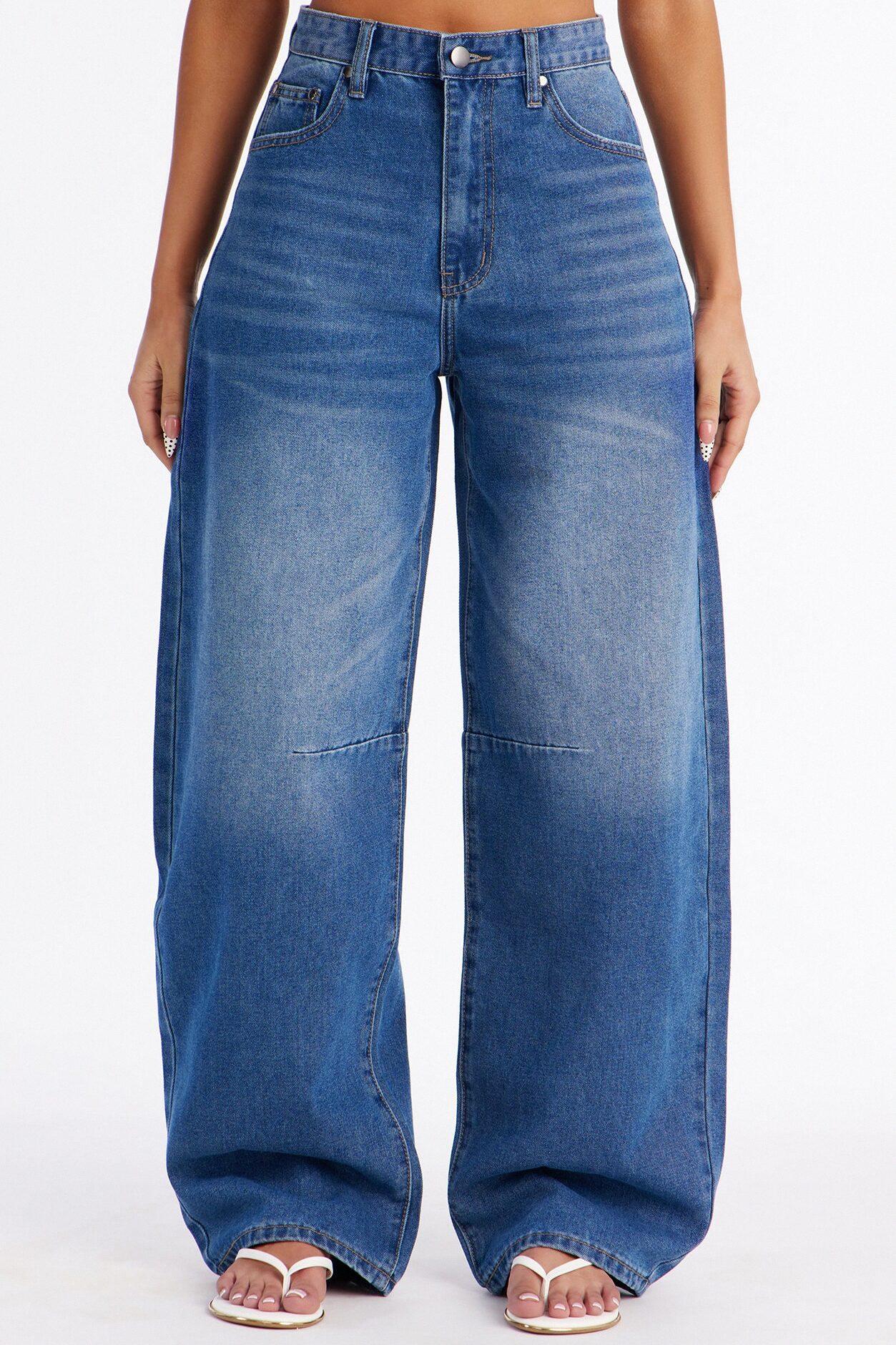 La Paz Loose Barrel Leg Jeans - Medium Wash