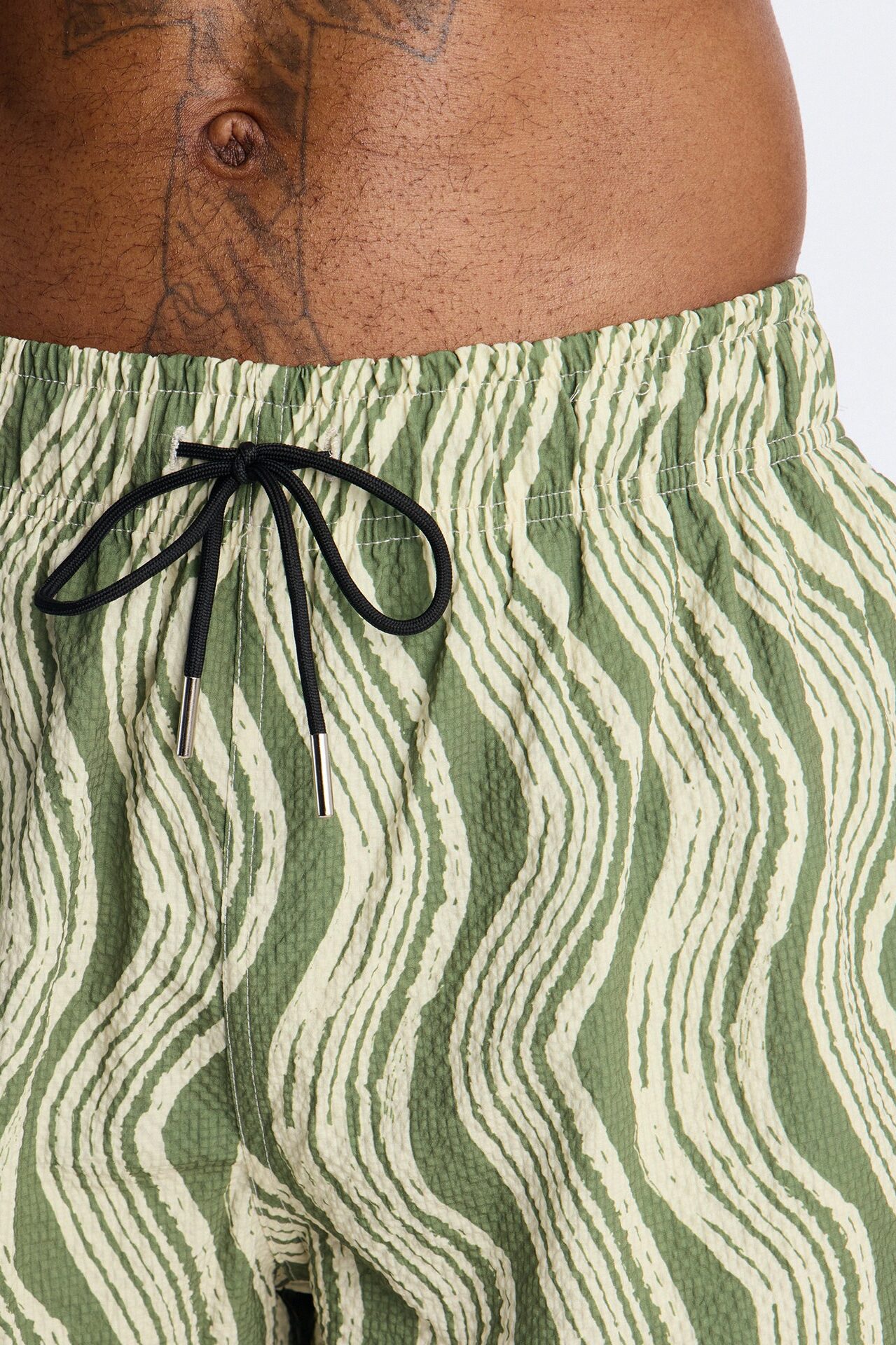Wave Printed Seersucker Swim Trunk 6″ - Olive
